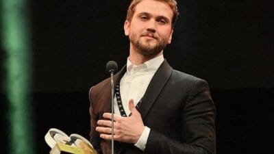 تعرف على أراس بولوت إينيملي، نجم الدراما التركية، واكتشف أهم مسلسلات أراس بولوت إينيملي وأفلامه التي جعلت منه واحدًا من أبرز الممثلين